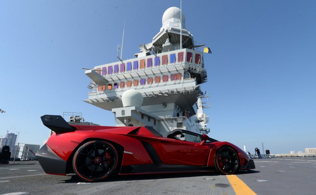 veneno_roadster_su_portaerei_cavour_2
